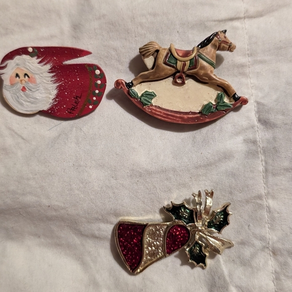 3 Christmas pins - Picture 1 of 2